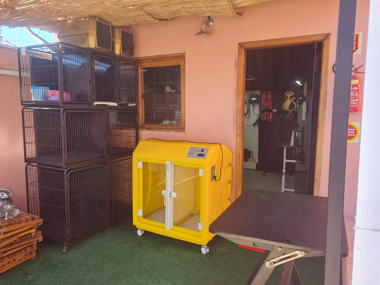 Área de atendimento com equipamentos da Chita Bakana