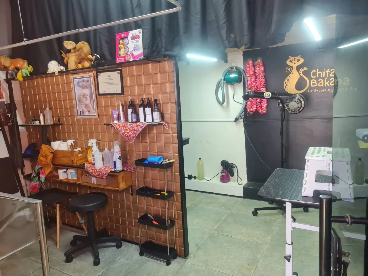 Espaço interno de banho e tosa da Chita Bakana