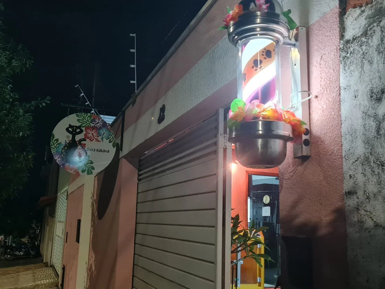 Fachada da Chita Bakana à noite